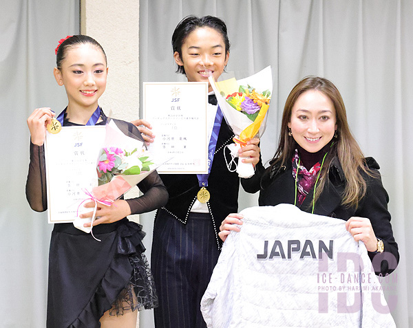 Sumire Yoshida & Ibuki Ogahara with coach Cathy Reed